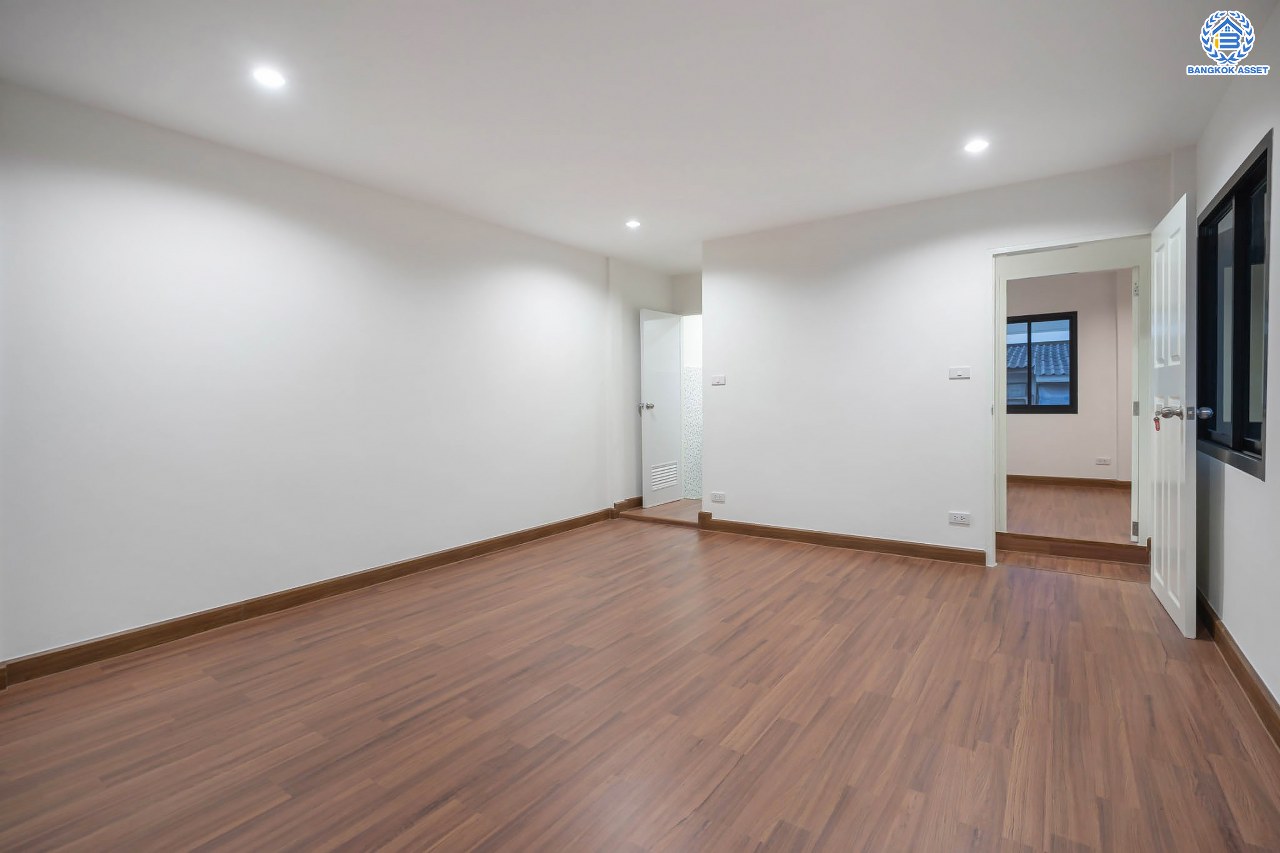 บ้านมือสองตกแต่งใหม่ โครงการ ลานทอง ติวานนท์-ปากเกร็ด เนื้อที่ 40 ตร.ว. ฟังก์ชัน 3 ห้องนอน 2 ห้องน้ำ จอดรถได้ 2คัน บนทำเลทองเดินทางสะดวกติด ถ.ติวานนท์ ใกล้ห้าแยกปากเกร็ด เมืองทองธานี, เซ็นทรัลแจ้งวัฒนะ รถไฟฟ้าสายสีชมพู "สถานีปากเกร็ด" และจุดขึ้นทางด่วน "แจ้งวัฒนะ"